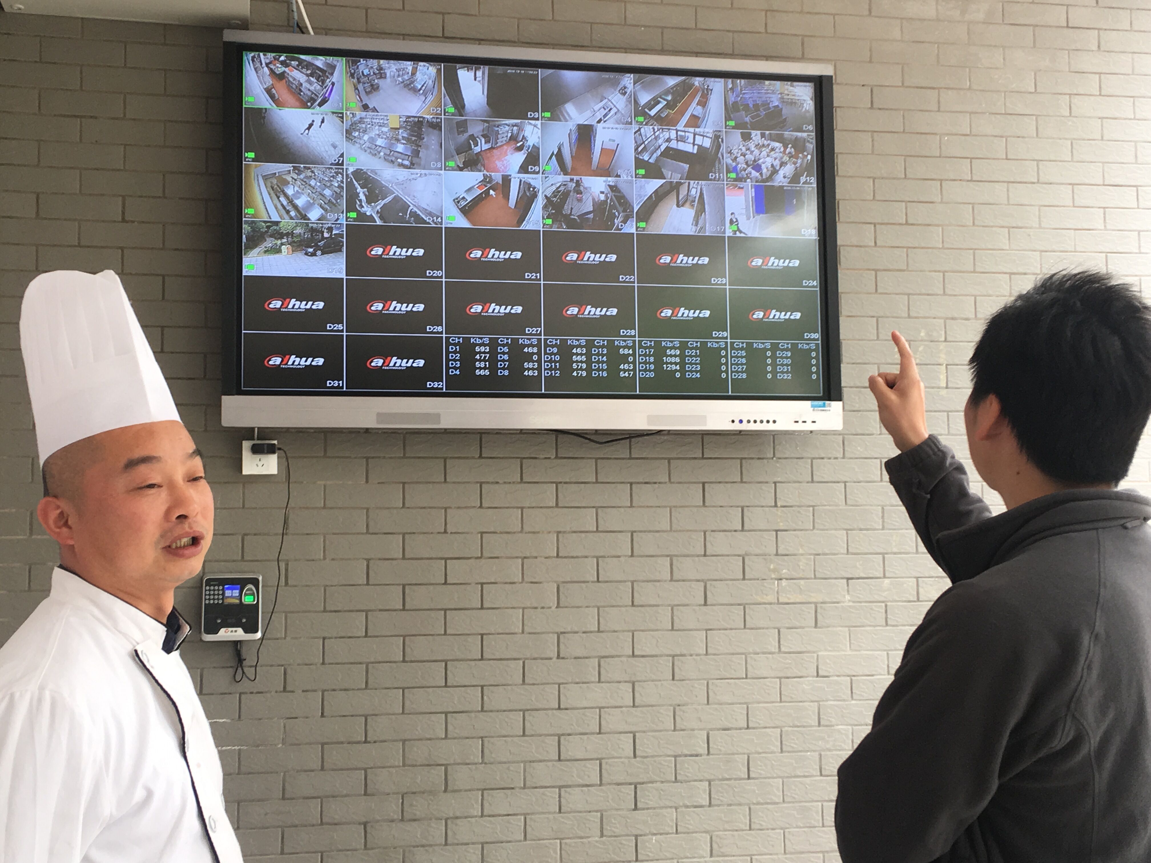 长沙市实验小学食堂前，家长正通过实时直播视频了解后厨制作情况。长沙晚报全媒体记者  周辉霞  摄