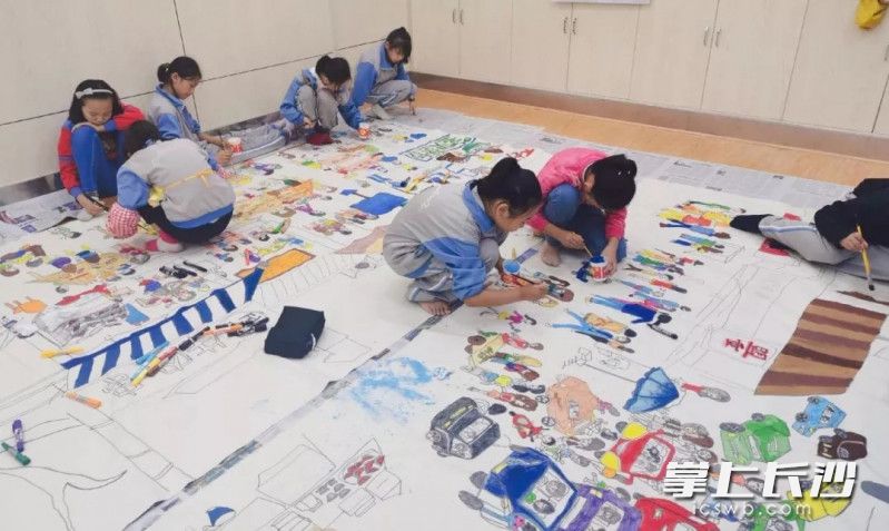 曙光小学学生进行美术创作。均为学校供图