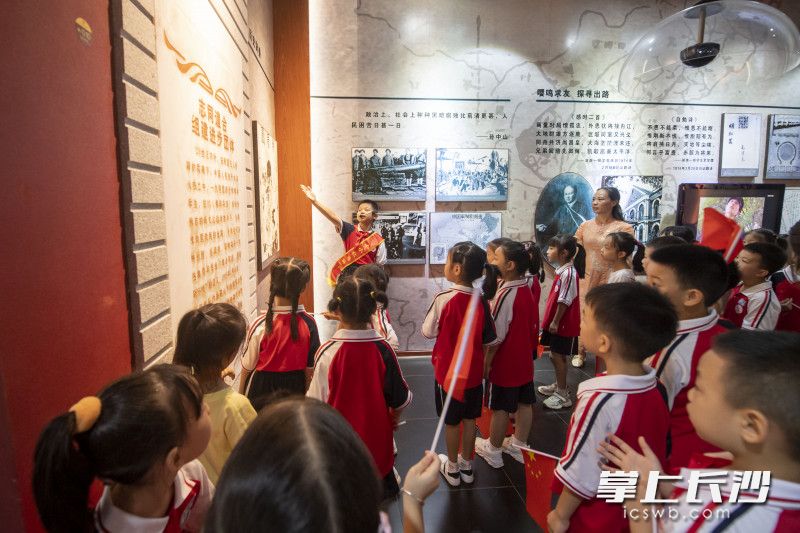 一年级新生在新民学会旧址陈列馆参观。