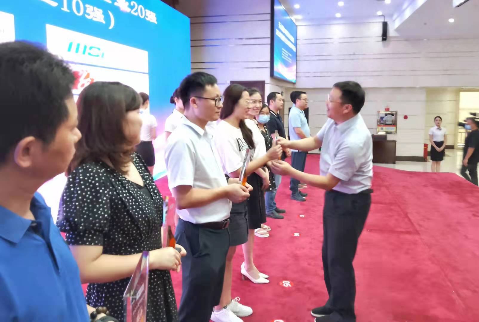 活动中，天心区领导为软件企业20强授牌。长沙晚报全媒体记者 王斌 摄