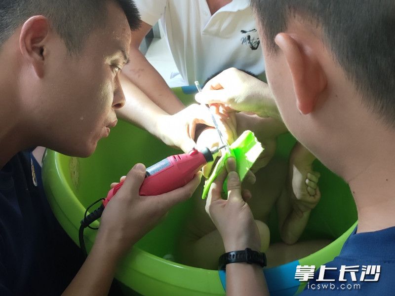 消防员小心翼翼，将小男孩的手指成功取出。长沙晚报通讯员 寻艳 供图