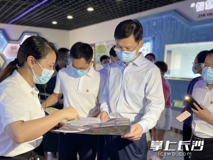 阚保勇在芙蓉北路街道江湾社区调研“互联网+”智慧社区建设情况。