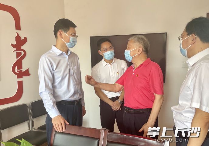 阚保勇（左一）与开福区“五老”助学队队长邓学东老人交流。均为长沙晚报全媒体记者 唐朝昭 摄