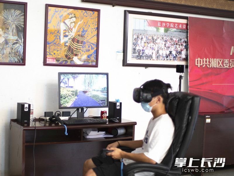 大一新生正在进行体验。全媒体记者 刘俊 摄