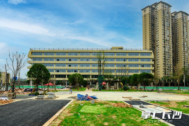 望城区养老中心是望城区民政局为民办实事的重要项目之一，目前已经基本完成建设，进入收尾工程。