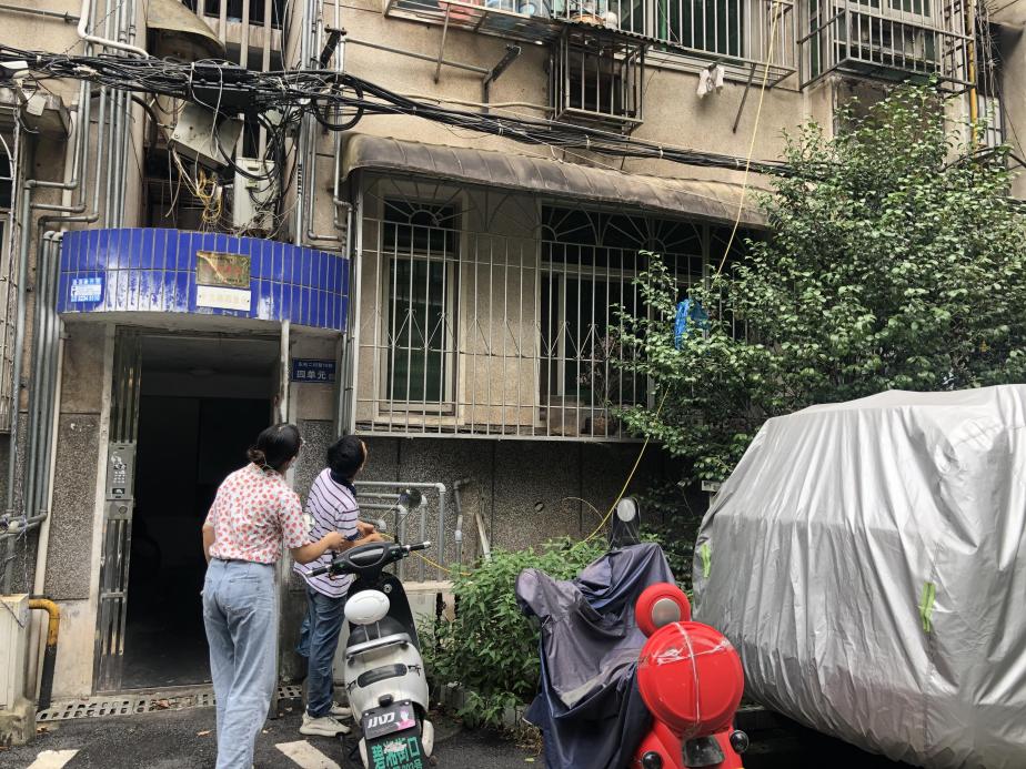 东电社区网格志愿者整治飞线充电。通讯员 方婷 供图