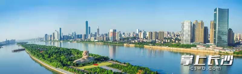 蓝天碧水，湘江东岸璀璨如画。通讯员 田凤林 供图