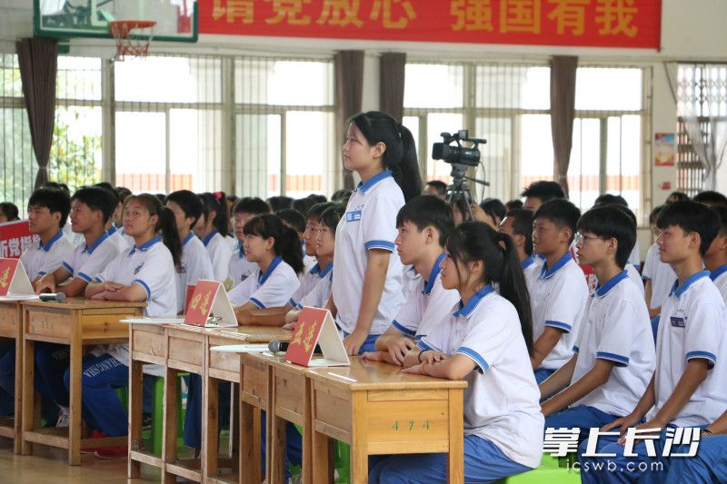 学生积极抢答问题。