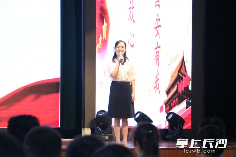 黑晟斌老师用生动丰富的表达形式，给同学们带来了别开生面的一堂思政课。