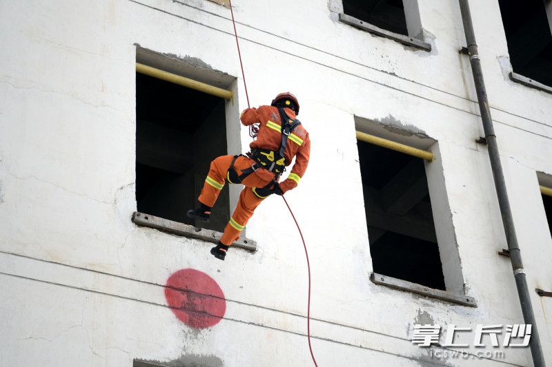 参赛队员攀登挂钩梯比稳健