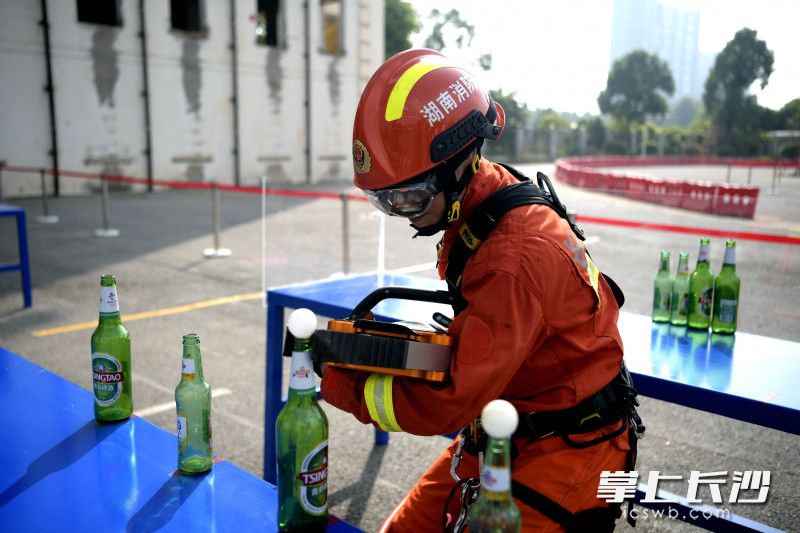 参赛队员展示应急救援攻坚技巧