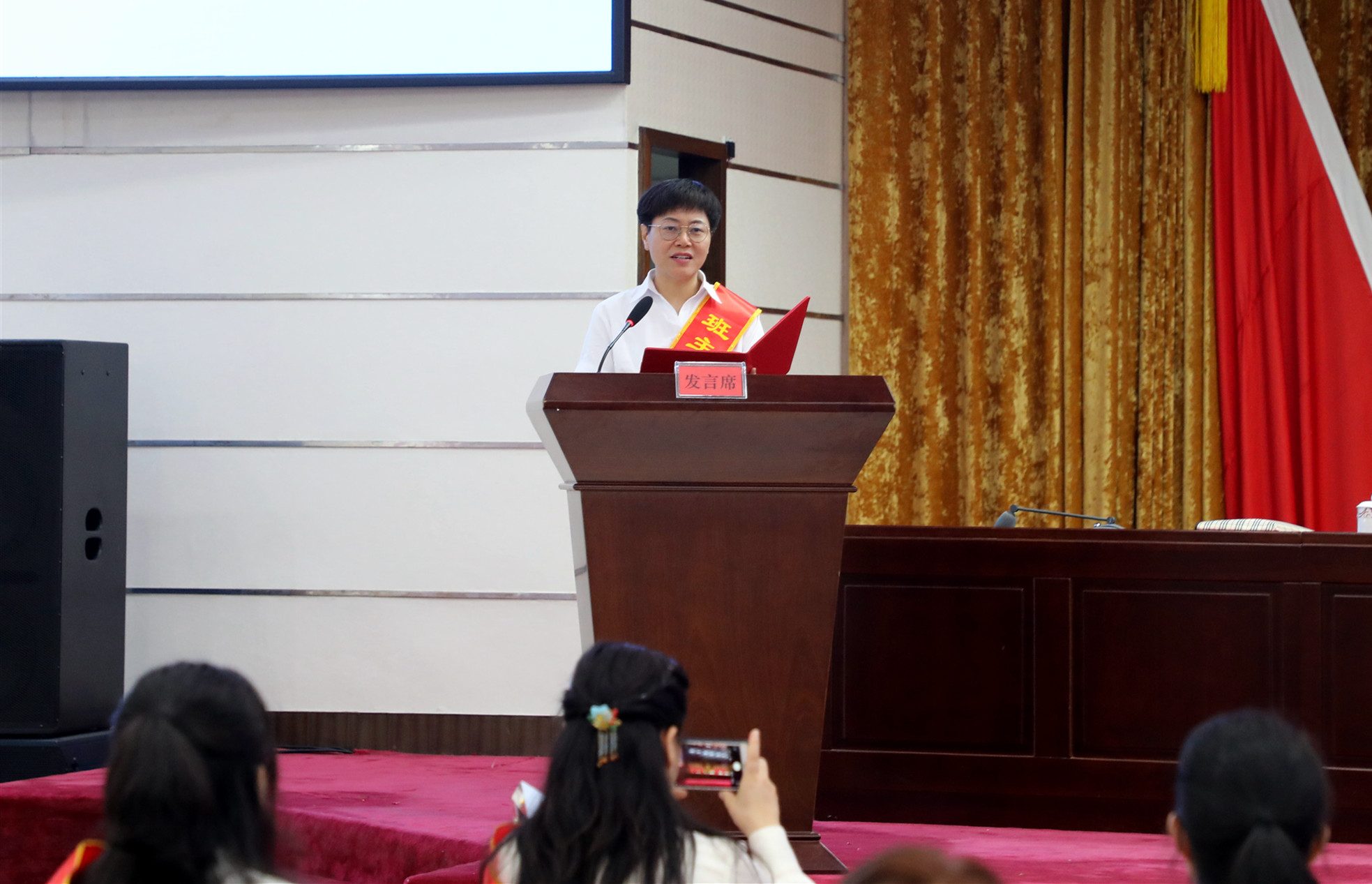 黄兴小学张红念老师分享自己担任班主任32年的经历和故事。