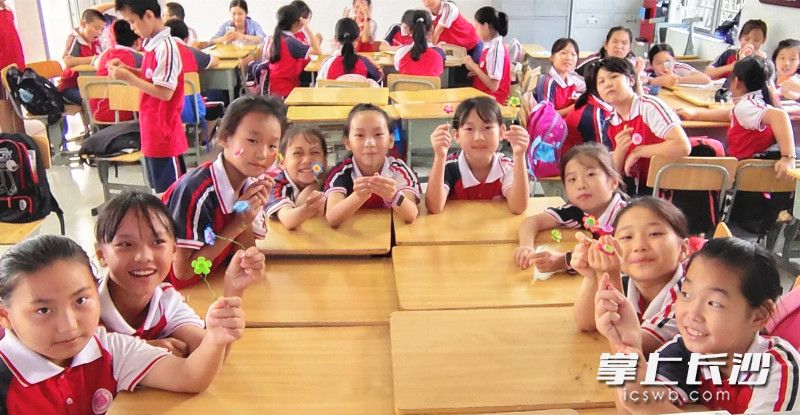 新民小学手工社团的学生们展示自己的手工作品。全媒体记者 刘俊 摄