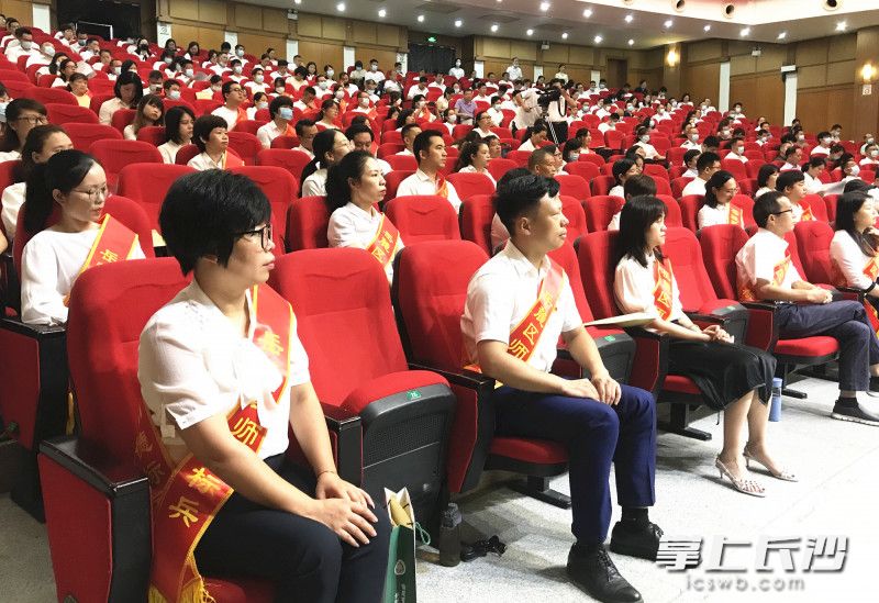 岳麓区表彰了一批教师和单位。 岳麓区表彰了一批教师和单位。