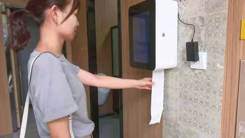 刷脸取纸。