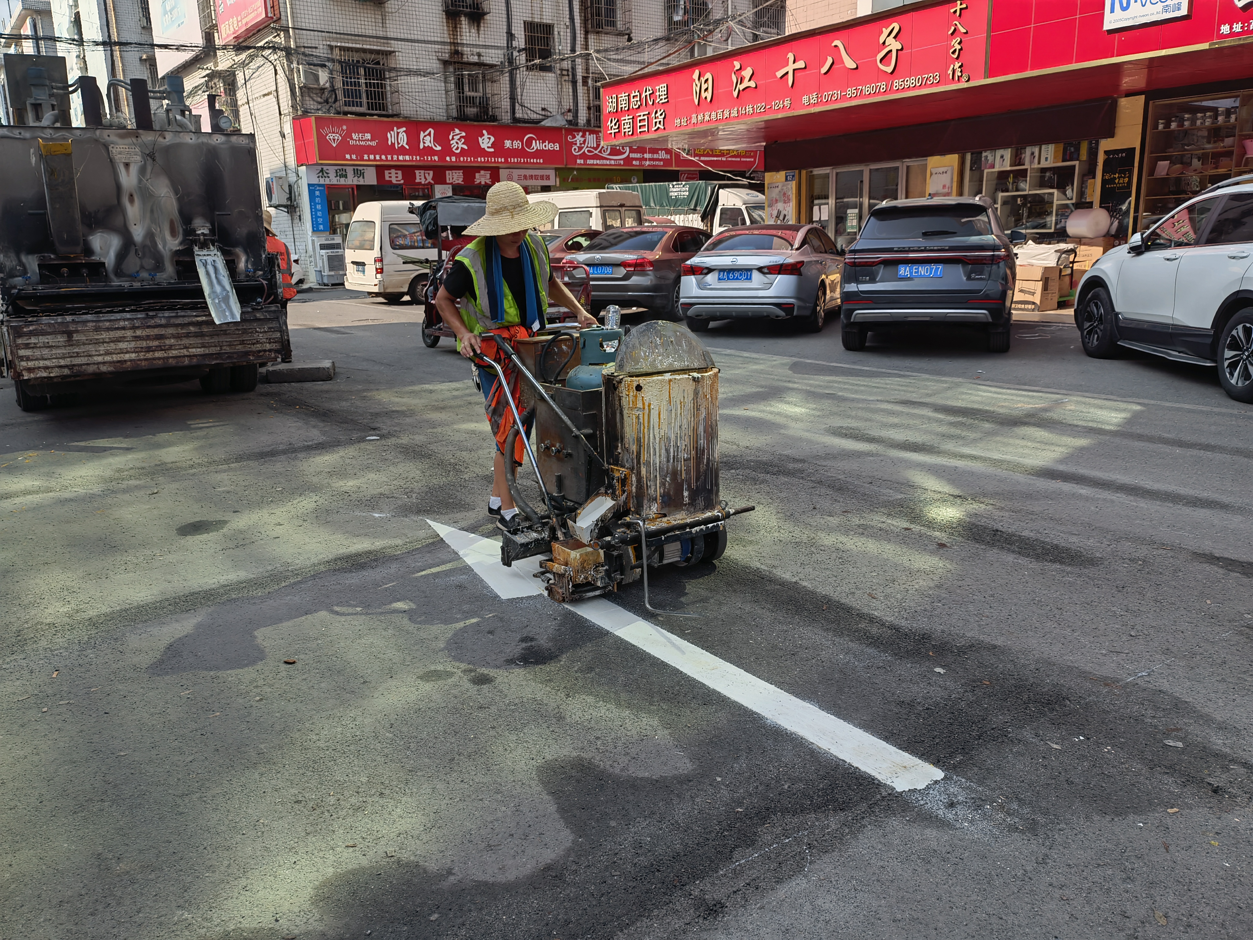 高桥大市场四街内，停车位、车辆通行路线进行了科学设计，分道线、行车标识等也重新施划。长沙晚报全媒体记者  胡媛媛  摄