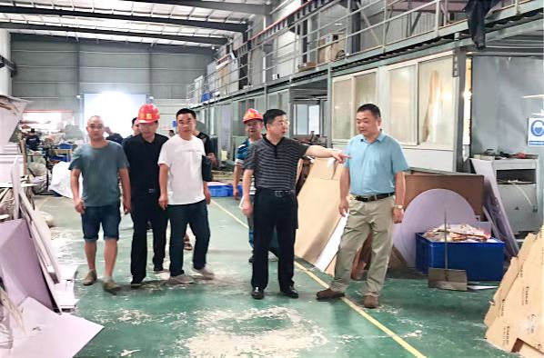天心区应急管理攻坚小组指出某工贸企业存在的隐患问题。黄憬 供图