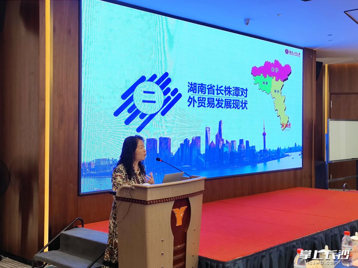 雨花区商务局打造“外贸大课堂”，为近百家企业量身送上理论实操兼具的“知识礼包”。