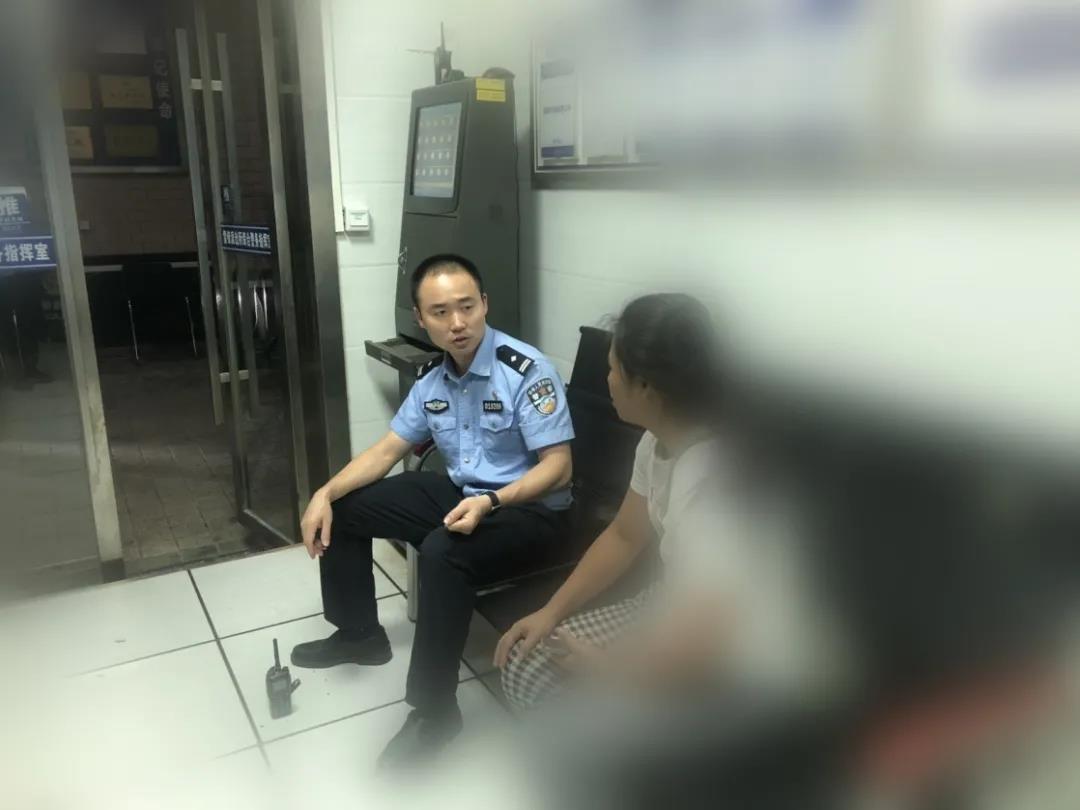 民警向市民揭秘骗局。通讯员供图
