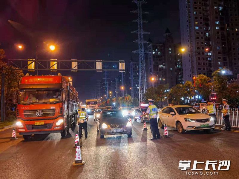 长沙市公安局交警支队特勤大队联合长沙县公安局交警大队采取异地用警联合执法的方式,开展酒驾、醉驾违法行为集中整治。 长沙市公安局交警支队特勤大队联合长沙县公安局交警大队采取异地用警联合执法的方式,开展酒驾、醉驾违法行为集中整治。