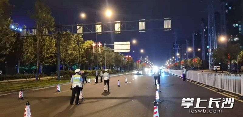 交警在路面设置关卡拦截酒驾车辆。 交警在路面设置关卡拦截酒驾车辆。