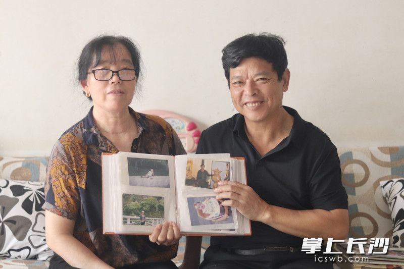 家中几本厚厚的相册，记录下立立的成长时光。 均为 长沙晚报通讯员 赵佳慧 摄