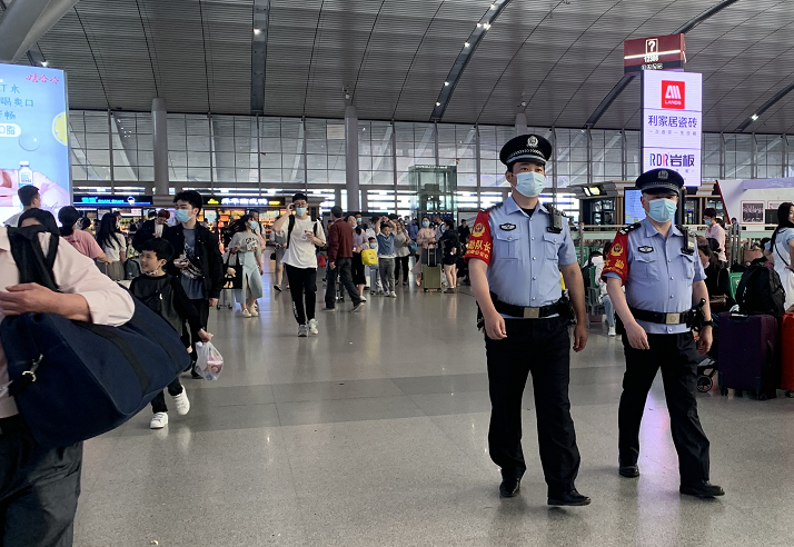 在长沙火车南站候车层,铁警正在巡逻。 长沙晚报通讯员 张威 摄 在长沙火车南站候车层,铁警正在巡逻。 长沙晚报通讯员 张威 摄