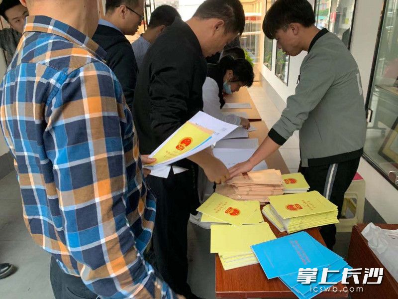 天心区结合各企业实际案例，组织人员对法律法规进行了深入的学习。  长沙晚报通讯员 黄憬 供图