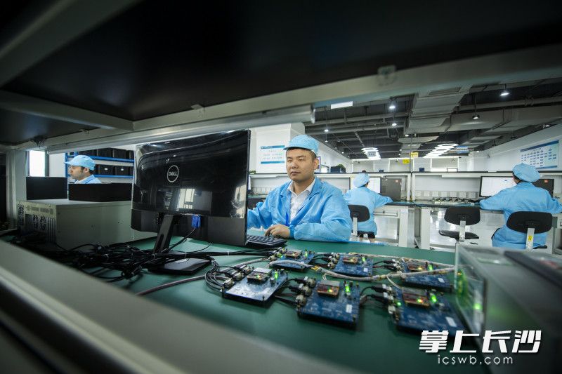 长沙海格北斗信息技术有限公司员工在进行产品测试。