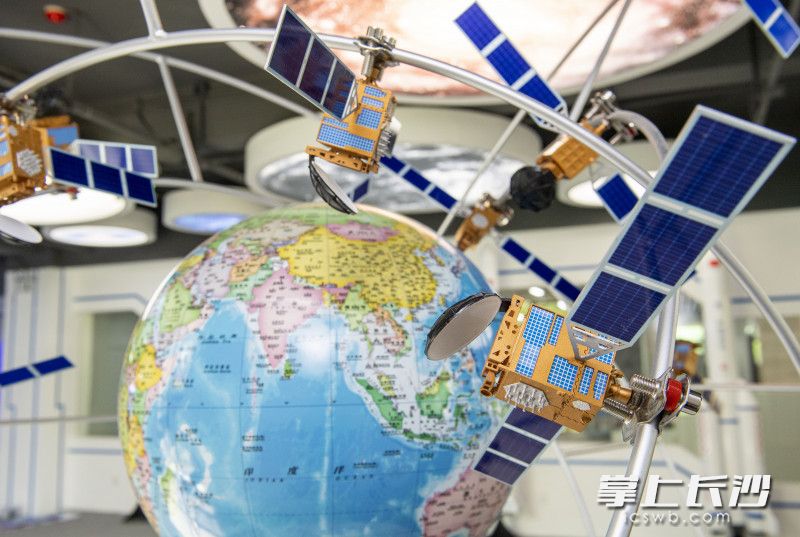 北斗科普实践基地里的北斗卫星导航系统模型。均为长沙晚报全媒体记者 郭雨滴 摄