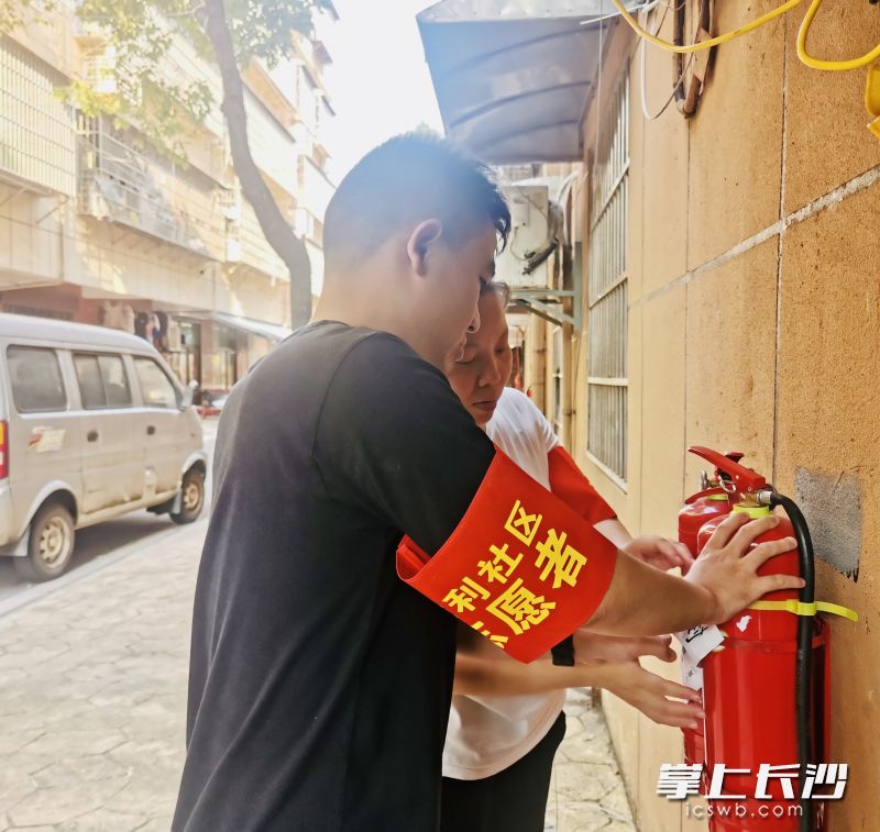 社区贴心地给老旧无物业小区一楼人员集中处增设多处灭火器。 通讯员 曹露 供图