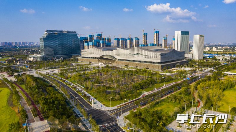 绿荫包裹中的长沙国际会议中心，格外令人赏心悦目。
