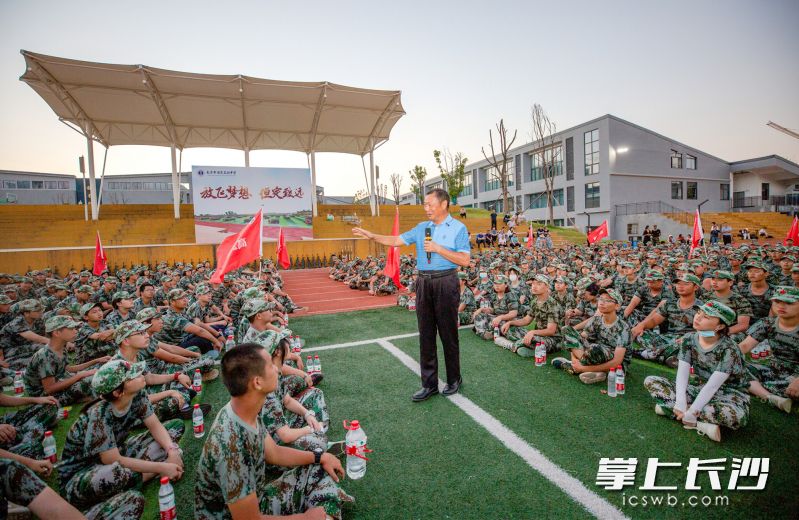 14日下午，陈志冬为恒定高一新生上了宝贵的人生一课。均为长沙晚报通讯员 邓建平 摄