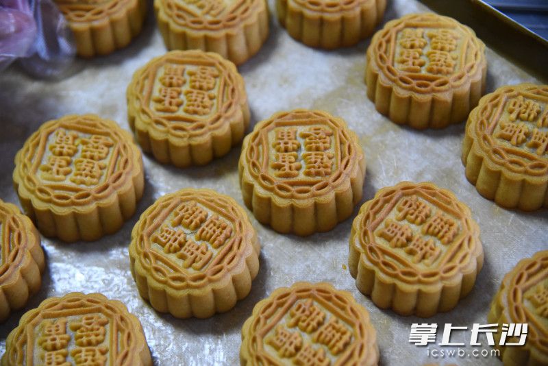 刚刚出炉的月饼，芳香四溢。
