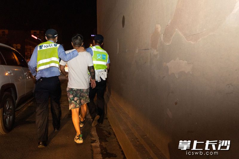 司机周某在面临酒驾检查时弃车逃逸被交警追回。