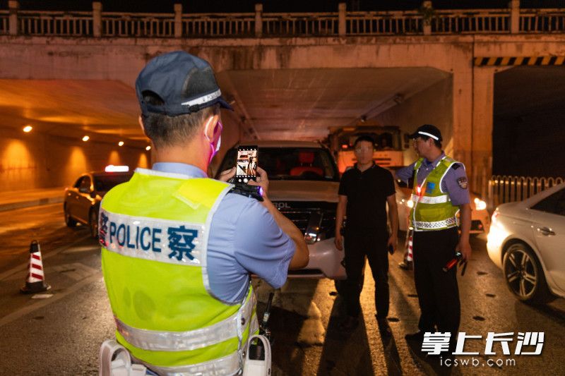 司机彭某被民警拍照取证，经呼气式酒精测试仪检测，彭某血液内酒精含量达到65毫克／100毫升，涉嫌酒驾。