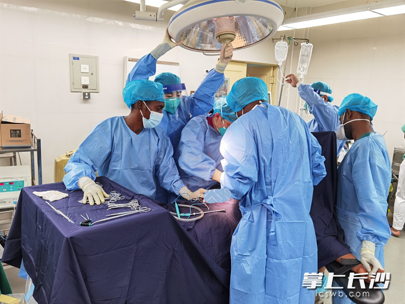 中国（湖南）第22批援塞拉利昂医疗队队员在中塞友好医院开展手术。  受访者供图