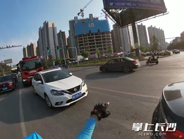 外卖小哥李建培疏导挡住消防车的车辆。视频截图