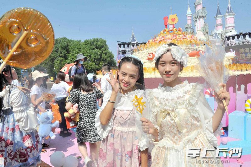 两位长沙小姐姐在巨型蛋糕前打卡拍照。  均为长沙晚报全媒体记者贺文兵摄