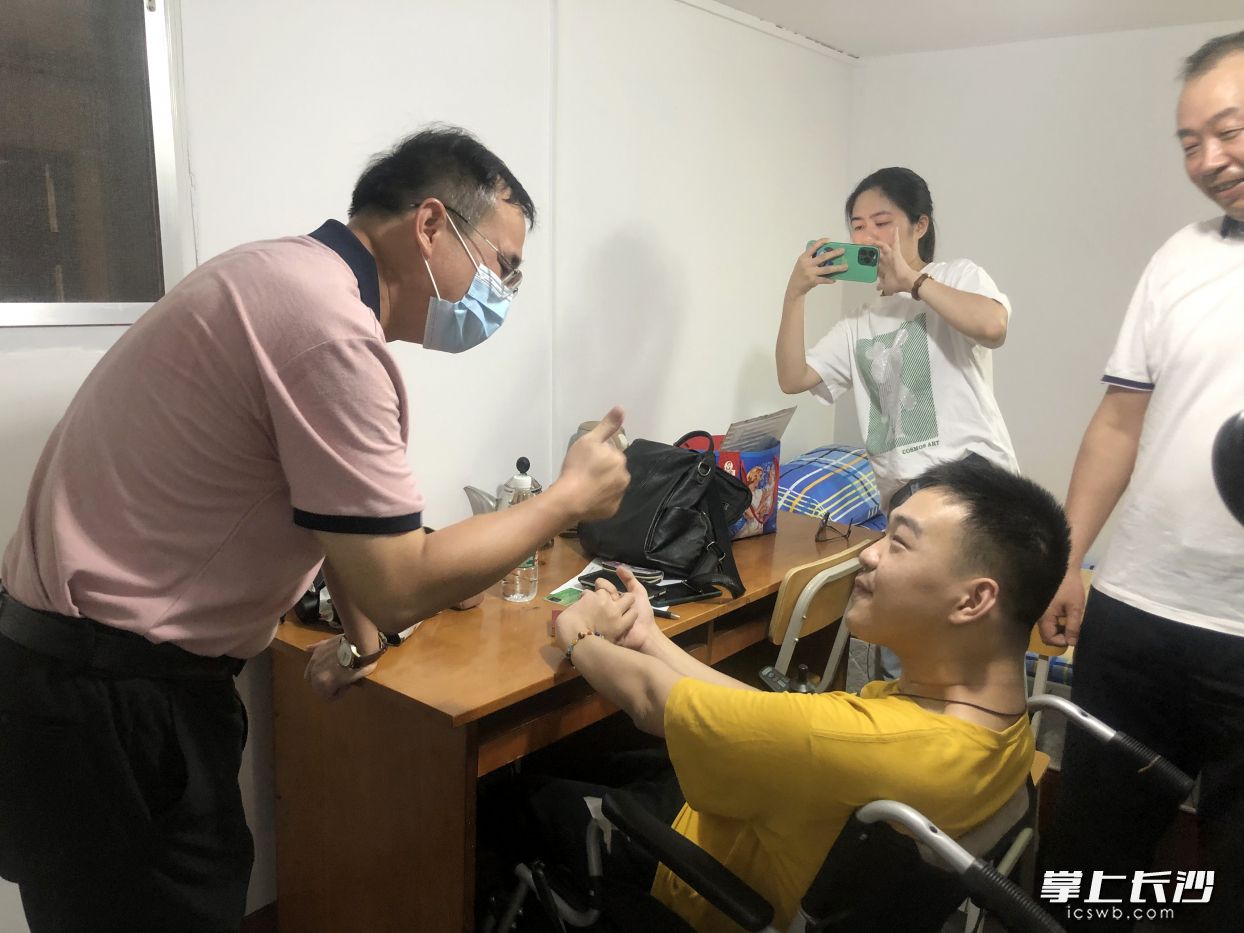 湖南农业大学副校长吴波为勤奋好学的邓添来点赞。  均为长沙晚报全媒体记者石祯专摄