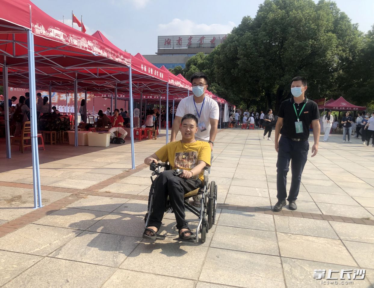 9月17日，老师陪同邓添来报名后准备去宿舍。
