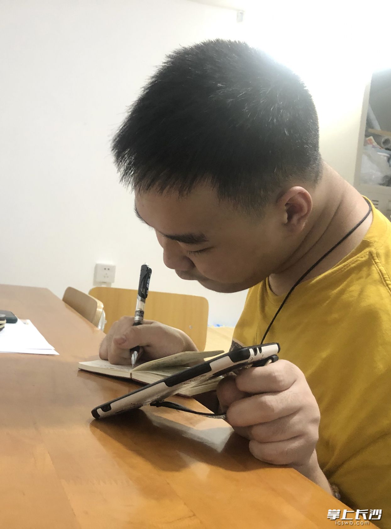 邓添来在自学法语。