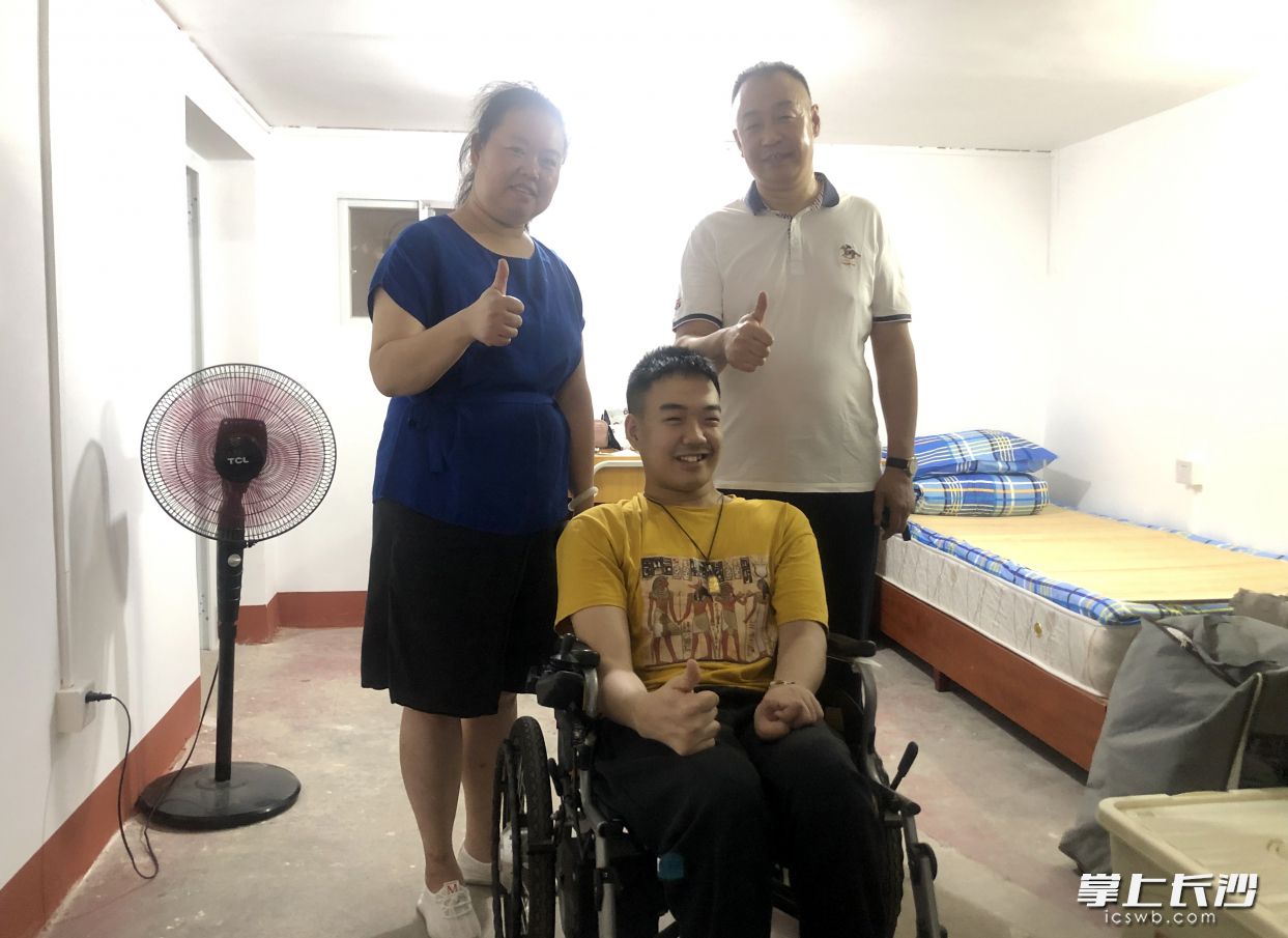 邓添来和爸爸妈妈在“陪读爱心小屋”合影留念。