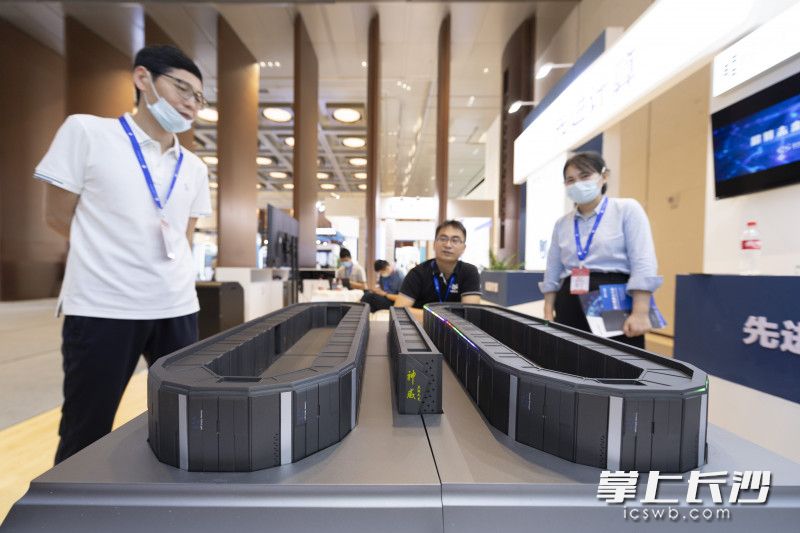 现场展示的超级计算机模型。
