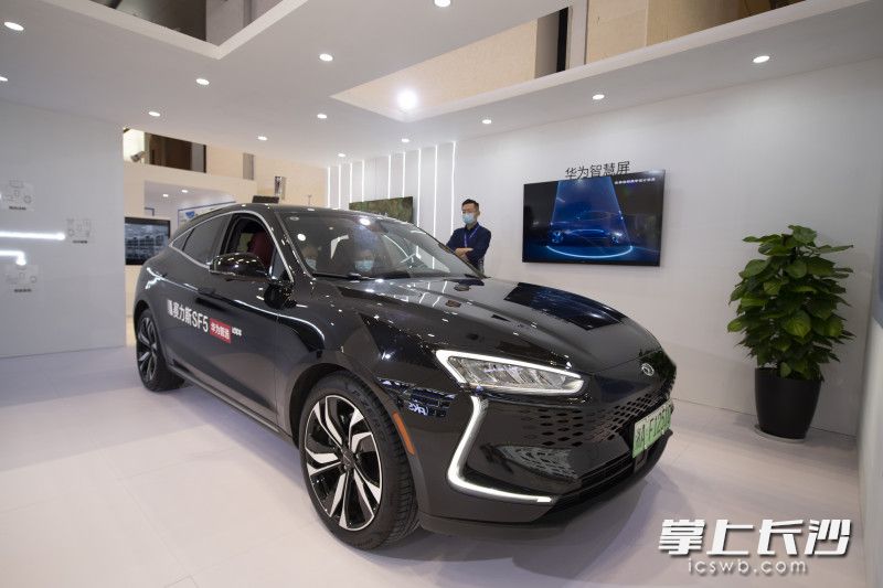 在华为展台，参会嘉宾在体验华为搭载鸿蒙系统的智能汽车。