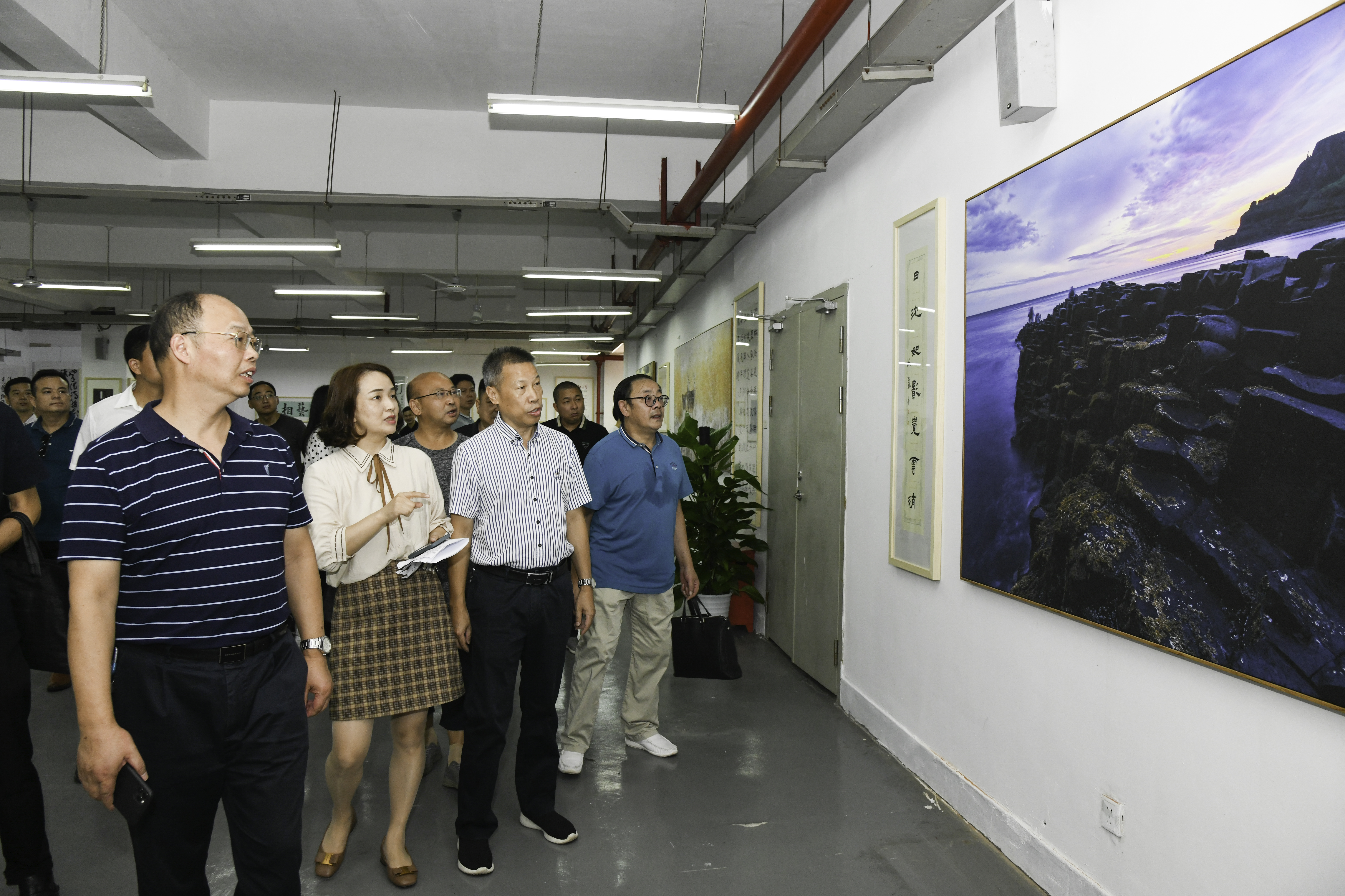 嘉宾参观“镜印山河”成丽摄影书法作品展。长沙晚报通讯员 肖克 摄
