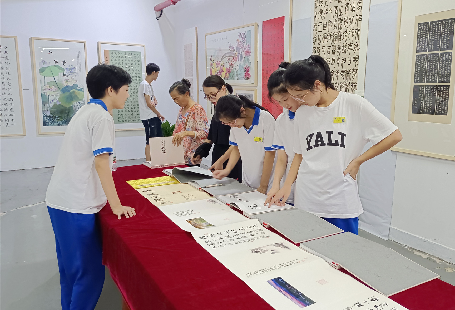 北雅中学学生欣赏成丽的书法作品。长沙晚报全媒体记者 陈良 摄