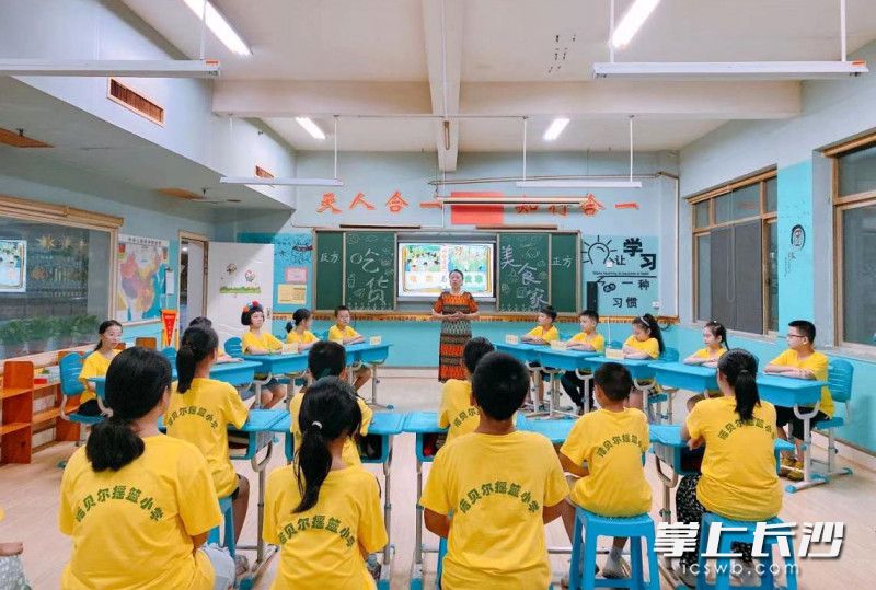 学生在组织月饼主题班会。学校供图