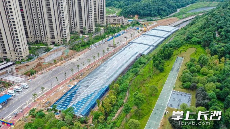 仅用76天时间，三环线绕城高速梅溪湖隧道噪音整治工程于6月28日晚完成主体工程建设。