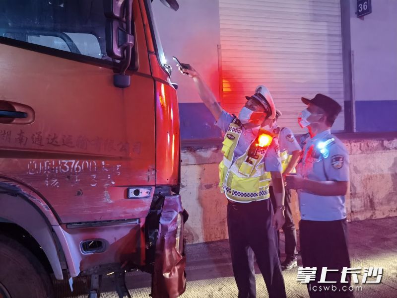 民警对货车在货场内违停现象进行整治。警方供图